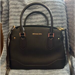Michael Kors Lynn Satchel in excellent condition.